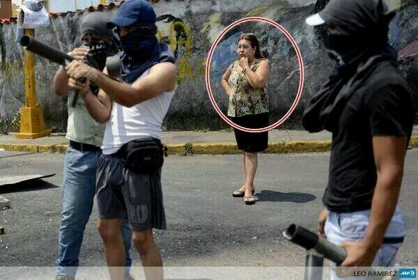 "Bebe Termina Rápido de Disparar eso a ver si matas algunos Chavistas y sube para que Comas" Madres disociadas..  "
