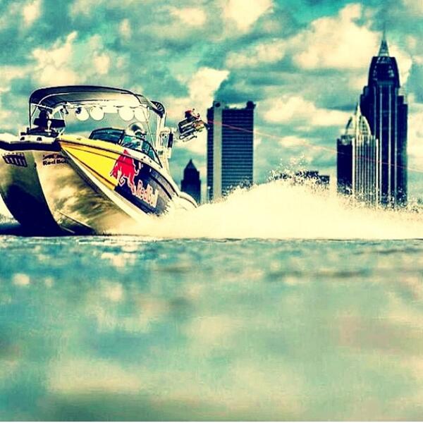 BoatBitches's tweet photo. City in the background ! http://t.co/l99WVt2q3S