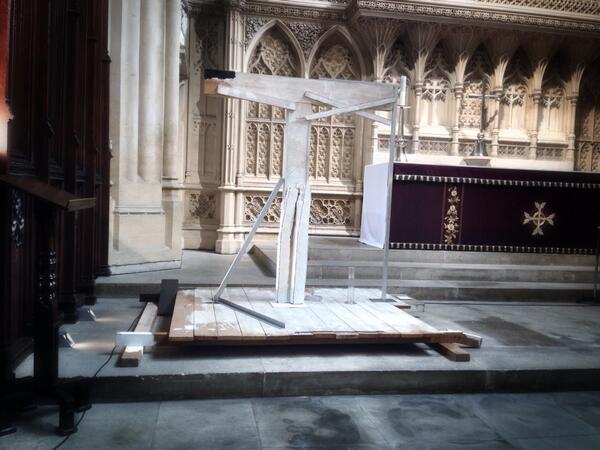 QuestGallery's tweet image. #MichaelKenny RA at #BathAbbey. Glad to see lots of people engaging with the sculpture!