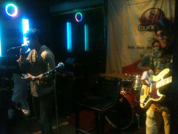 PasukanNobar's tweet photo. Gantian @Mezzoforte_ID bawain musik pop Jazz!! #Sundayversity @EventSemarang http://t.co/oJNXCB2l3S