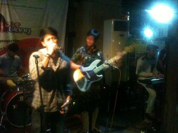 PasukanNobar's tweet photo. @Mezzoforte_ID asik nih!! Buat pensi ato perpisahan SMA cocok banget! Semarang punya band keren!! #Sundayversity http://t.co/qmmUTN3KjG
