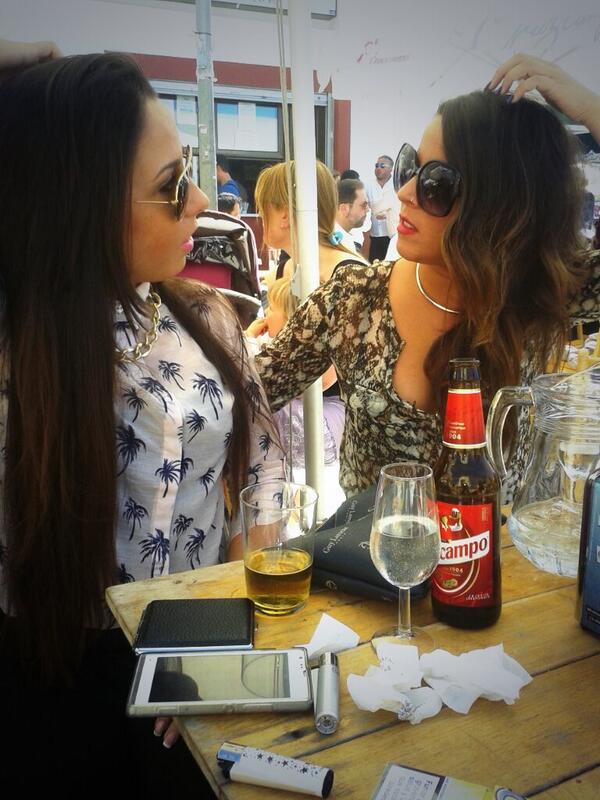 cris_garz's tweet photo. Esto q es... me encanta xD con mi gor @debdiasil http://t.co/QQzAgm87z6