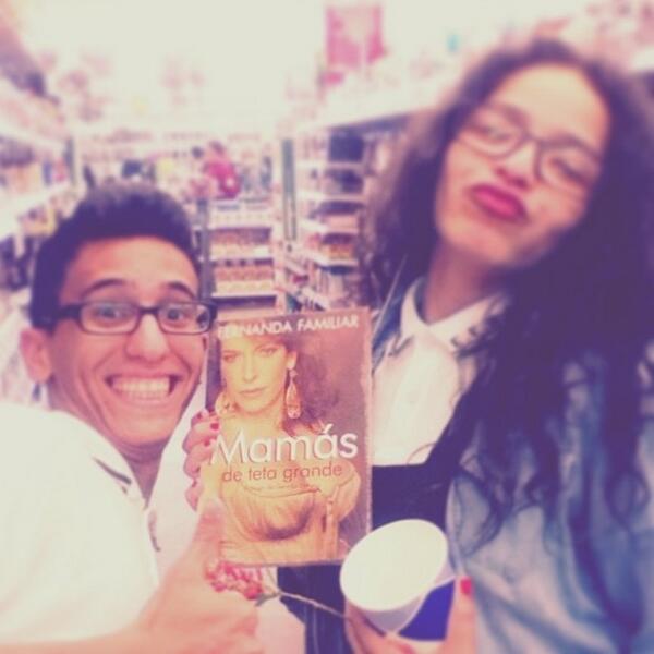 _verdeoliva's tweet photo. EL MEJOR TB con el libro "Mamás de teta grande" en Walgreens @yaixagabriela @castro_jou http://t.co/w8BxoWQXe2