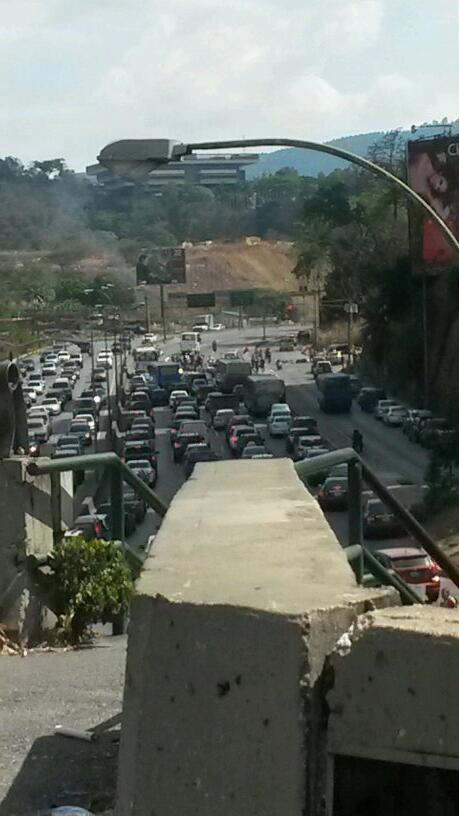 WendyLarez's tweet photo. Autopista la trinidad 2:39 a la altura de santa ines @UNoticias @traficovv @noticias24 @EUtrafico @trafico_gv http://t.co/AVItMPVVD6