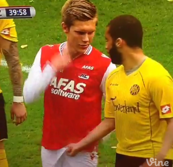 voetbalzonenl's tweet photo. Guy Ramos ging bij het duel tussen Roda JC Kerkrade en AZ voor de jackpot! http://t.co/eHeG1EWj3A