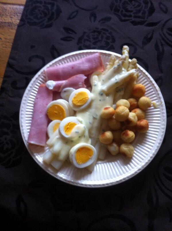 aringband's tweet photo. Aspergeseizoen geopend. Heerlijk http://t.co/RZQBrobUYK
