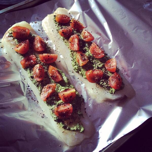 Nicola_Dawson21's tweet image. Cooking skillzzzzz #dinner #codfillets #homemadepesto