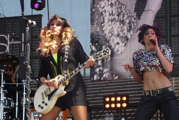 CocaColaMx's tweet photo. ¡Las Ha*Ash se mueven tanto que hasta les vuela el cabello! #SeMuevenTodos http://t.co/yFyg6KAy1Q