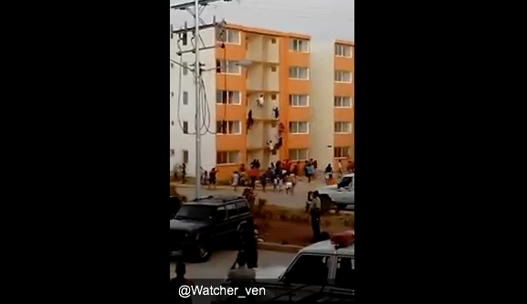 DolarToday's tweet photo. [VIDEO] COMUNISMO DURO: Hordas del régimen se apoderan de apartamento en conjunto ... -► https://t.co/m22DQgynSp http://t.co/flxtXeat1R