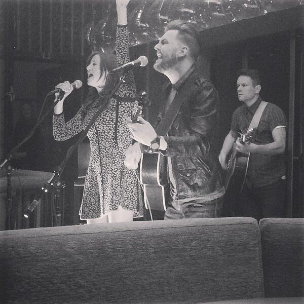 nativerunmusic's tweet image. Can't help but put your hands up playing music at brunch in Vegas. #ACMs #nativerunning @SDUMUSIC @ACMawards