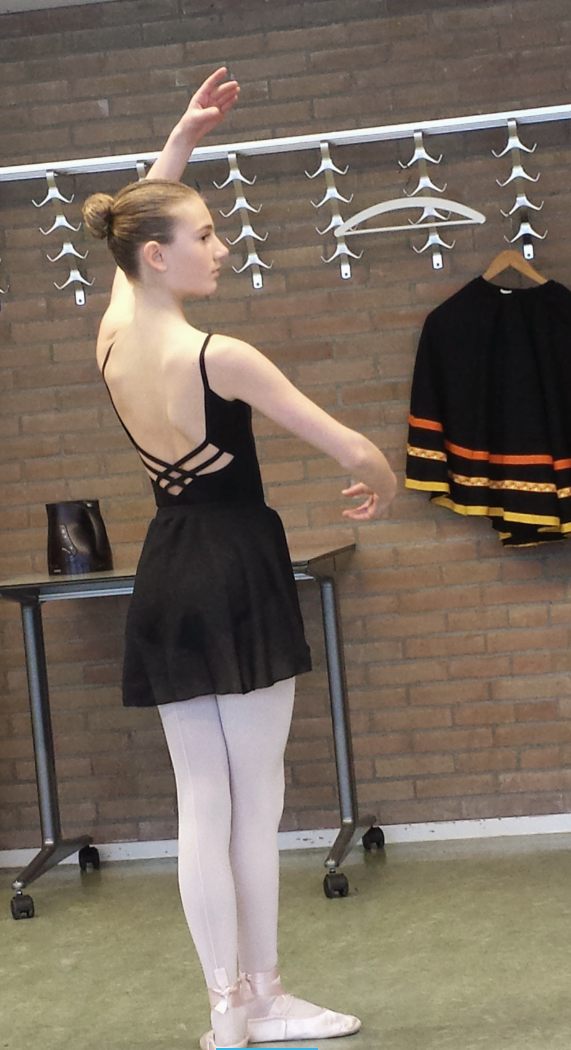 Huisvanbinnen's tweet image. Nog 1x oefenen voor #afdansen graad 5. Trotse moeder;)