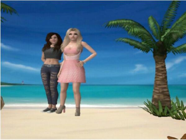 AdamsAdams96's tweet image. Sim chillen with her bestey