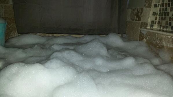CHRISNICOLE1019's tweet photo. I think I over filled the tub.  Bubbles every where! http://t.co/JGp2jKe1Bo