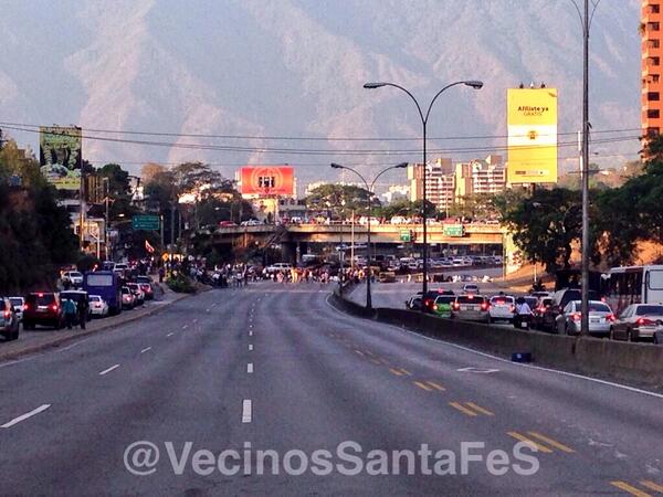 VecinosSantaFeS's tweet photo. #6A 5:10pm autopista PDE cerrada en ambos sentidos @AnonymousVene10 @traffiCARACAS @gabycastellanos #SOSVenezueIa http://t.co/uXTsvpH7y1