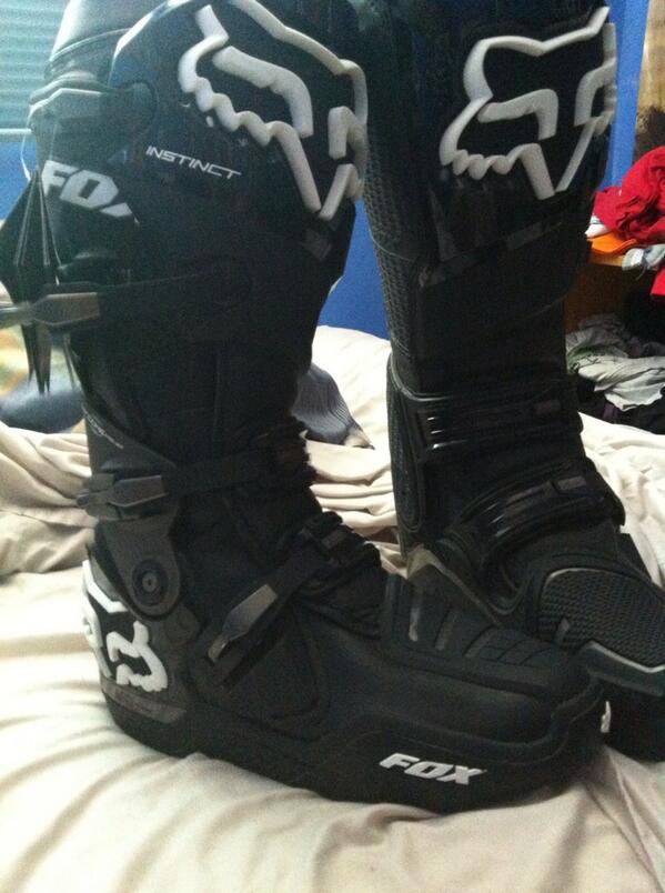 MillerBoy666's tweet photo. Fresh boots ! #foxmoto #justtwistit #pillowsonthefeet http://t.co/bEW6f52MgR