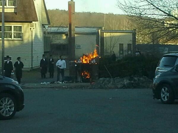 KJFDdispatch's tweet image. Working dumpster fire iFO 13 satmar drv. #kjfd on scene. Picture