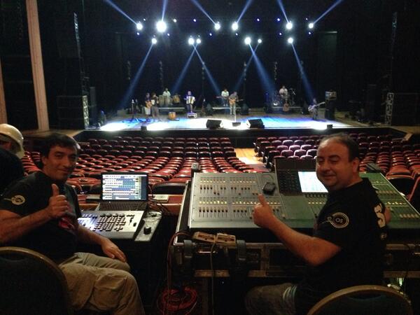 gonzazambo's tweet photo. Preparativos para el show en el Teatro Sesi de Porto Alegre Brasil.  Hoy 22.00hs http://t.co/0BZgoAsrLn