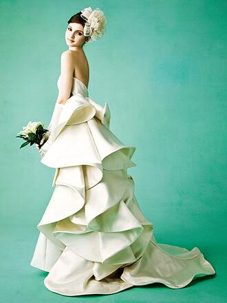 longwedding1's tweet photo. ♥独特なラインにインパクト♥ シンプルだけどとっても可愛い★ https://t.co/ic8Qu4yGGK