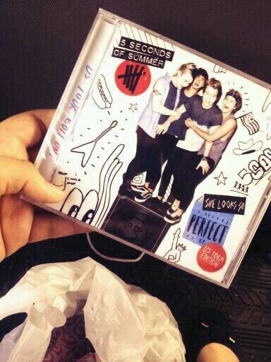 TAESR0SE's tweet photo. I FINALLY GOT ITS AMAZING! THE COMIC IS SO CUTE! #SLSPEP @5SOS http://t.co/R2Ql6PGAMc