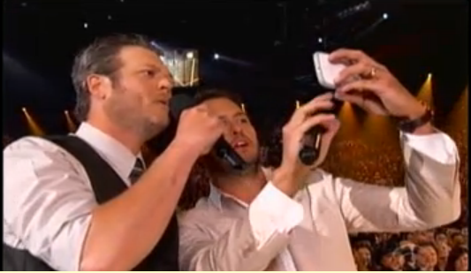 BigStarCountry's tweet photo. Looks like @LukeBryanOnline and @blakeshelton were trying to upstage @TheEllenShow's 'selfie' at the Oscars http://t.co/EzSJoD1EgH