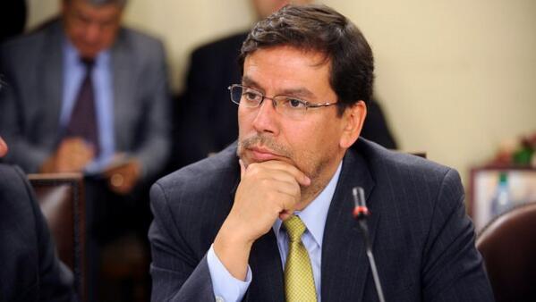T13's tweet photo. Reforma tributaria aumentará precios de bebidas azucaradas, alcoholes y autos diésel. http://t.co/bBIDdbzDcG http://t.co/w8cbZID9Ms