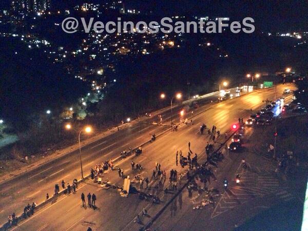 acaballoregalao's tweet photo. #6A Autopista cerrada en ambos sentidos #6A 9:24pm #SOSVenezueIa http://t.co/13Af544v8w  vía @ traffiCARACAS