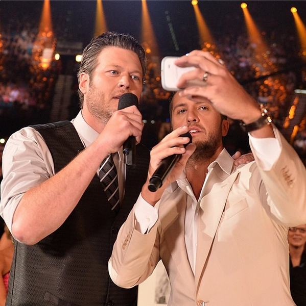 lukebryan's tweet photo. Use your phone to text 1 to 99888 to vote #TeamLuke for Entertainer of the Year #ACMs http://t.co/yWHzpZs70h http://t.co/JHLkTxMoXq