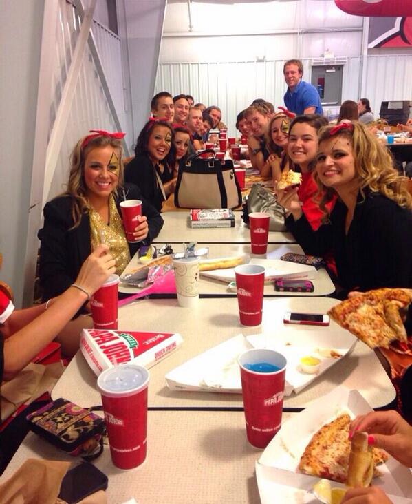 DrTannerLeighOD's tweet image. Eating dinner after #springsing2014 with the wonderful ladies of @AOIIalphachi @WKUPhiDelt
