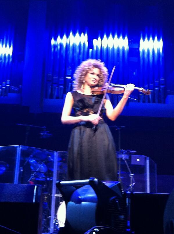 LifeIsWritten01's tweet image. @MiriBenAri You did your thing at #RockLikeAGirl #OneMic last night