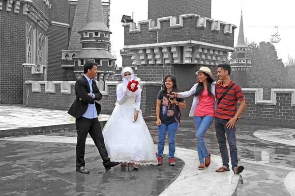 Behind the scene photoshoot <a href="/AhlinaNovi/">Ambang N.A Novi</a> <a href="/triayuhayati/">tri ayu hayati</a>