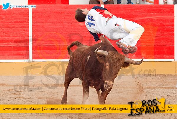 Menudo salto realizó el recortador valenciano Adrián Cuenca en Fitero (Navarra).