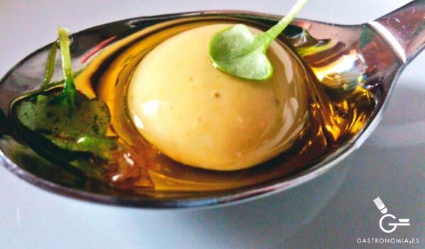 gastronomiaes's tweet photo. Olivas de anchoa esféricas con aceite de romero y naranja  @Cerezo_Mchef http://t.co/H7cmXVS9dz http://t.co/sMbIR6zr9L