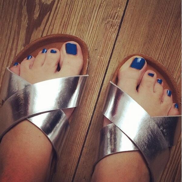 schuhPR's tweet image. We are praying for sun so you can make it outside in your @schuh SANDCASTLE #poolslides @adulescent #wewearschuh