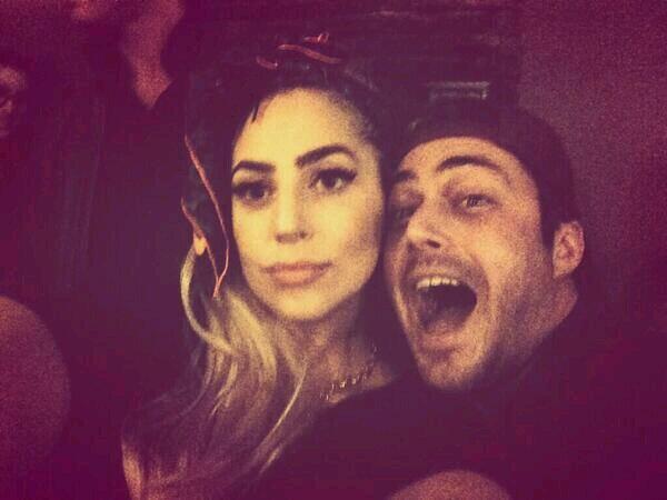 IndoGaga's tweet photo. Lady Gaga dan pacarnya di belakang panggung Roseland http://t.co/q7FyKYkkog