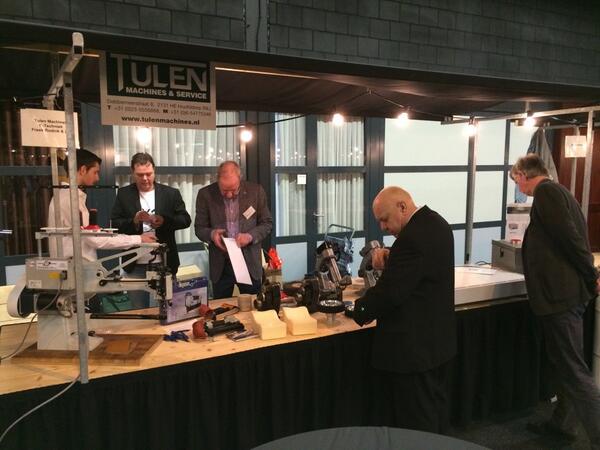 Wij staan op het NSV plein in Gorinchem met tulen machines en Freek Rodink en zn.