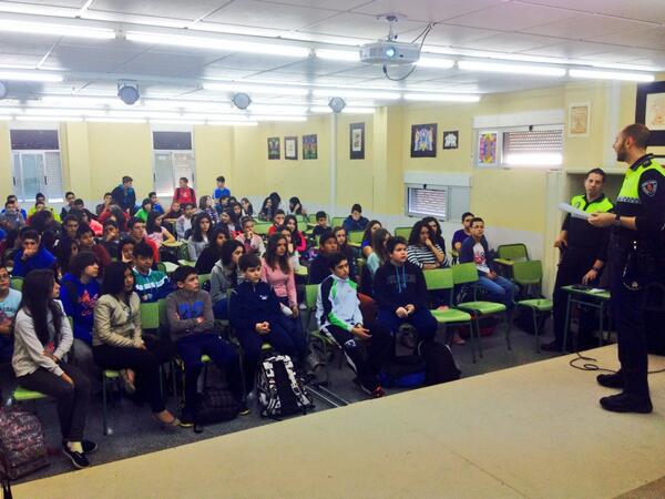 La Policía Local de Lorquí enseña a los alumnos del IES Romano García conceptos sobre seguridad en su entorno escolar