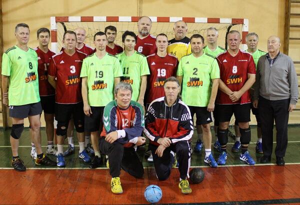 LVhandball's tweet photo. Pieredze atkal uzvar Latvijas 1.līgā! Čempionvienības RTU-S vidējais vecums 48,19 (!) gadi: http://t.co/201Fl3yZMl  http://t.co/JJV1hOwOGd