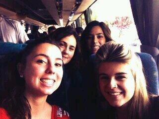 AnaMiralles1's tweet photo. nos vamos de excursion! #designers @Leiken11 @AinhoaM77 @noratenes http://t.co/Y0CErnUHy0