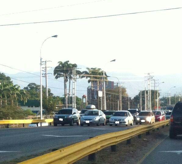 Scorpio_Music_E's tweet photo. #7A Capotazo en autopista frente al Club Cubano, generando cola que llegó hasta la variante #Valencia  http://t.co/vtdQ1LSO5Y