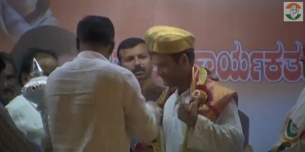 yuvadesh's tweet photo. #Rahul #Gandhi being felicitated by Karnataka's CM Sh.Siddaramaiah at a public rally in Basavanagudi,Bangalore http://t.co/UqhFAi7NXK