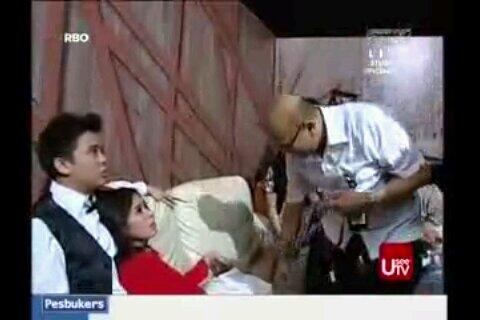 sb_rainbow's tweet photo. Syahnaz lg diperiksa dokter :( sedih sih tp tenang bnget krn ada org yg ada disebelahnya :) cc: @bangbily http://t.co/a0TiRlrO0q
