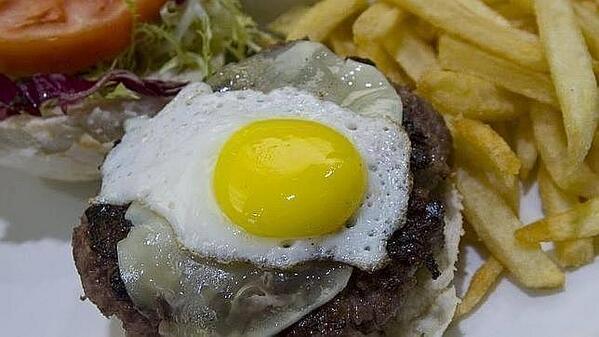 abc_es's tweet photo. ¿Nos hace más vagos la comida basura? Este estudio lo confirma http://t.co/3kYc008EsA #Comer #Gastronomia http://t.co/ni6VvNZ9ND