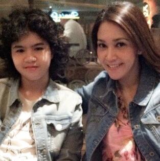 DulsWorld's tweet photo. #DulPict @AhmadAbdulQodir dan bunda @MAIAsangJUARA lagi nge Mall http://t.co/CsLN9QrzJS