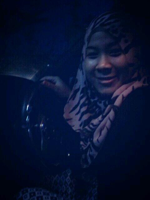 henichacha's tweet photo. Kehabisan bensin, mobil mogok tengah jalan wkwk, tp tetep eksis #kedipmata haha http://t.co/2SJGQmvKNt