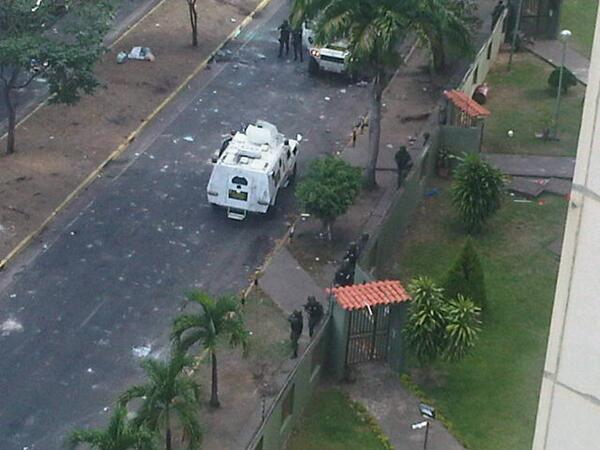 Stef_sleon's tweet photo. mangokistan siguen en el paredon de la torre B http://t.co/D6tVOkzQIt