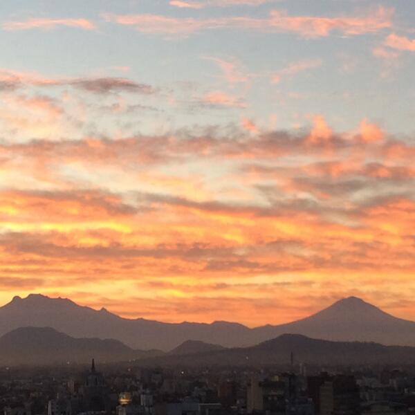 ManceraMiguelMX's tweet photo. Así amanece la CDMX, buen inicio de semana! #mm http://t.co/hz9HmUasCF
