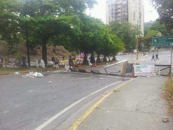 TraficoUN's tweet photo. Reportan trancas en El Cafetal, Prados el Este y Francisco de Miranda http://t.co/sNapaMhHrC 8:30 am #7A http://t.co/iUVCBNVKJ5