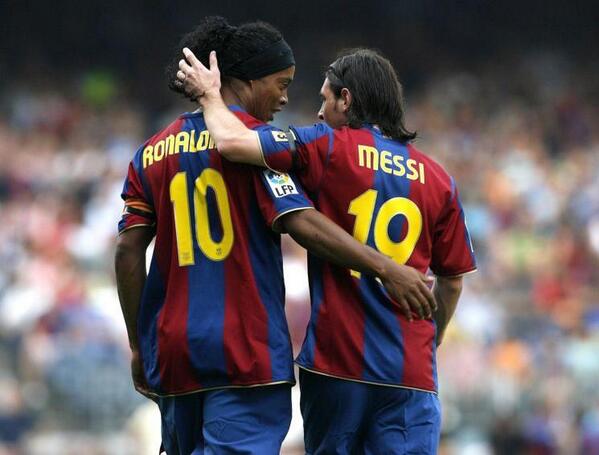 MotivacionesF's tweet image. "Me arrepiento de no haber jugado más años con Messi" - Ronaldinho.