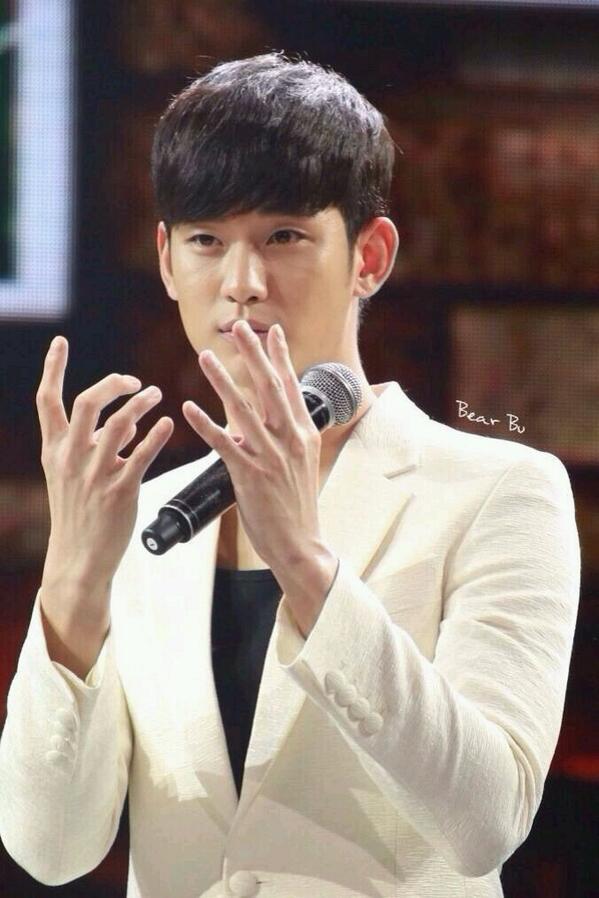 pinkymomo's tweet image. He saw fan holding bowling ball lightboard then he pretend to play bowling #hishand #Kimsoohyun1stMemoriesInBeijing