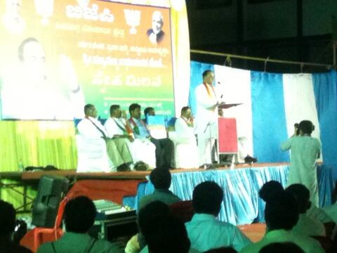Dr @Swamy39 speaking in Tumkur at the BJP election meeting, huge response and enthusiasm 